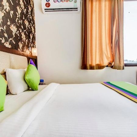 Hotel Blossom Rooms - Fully Ac Tajganj Bagian luar foto