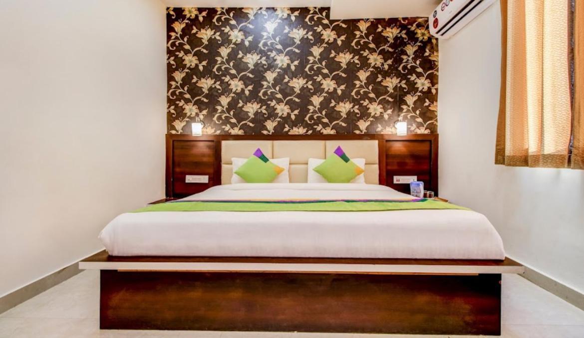 Hotel Blossom Rooms - Fully Ac Tajganj Bagian luar foto