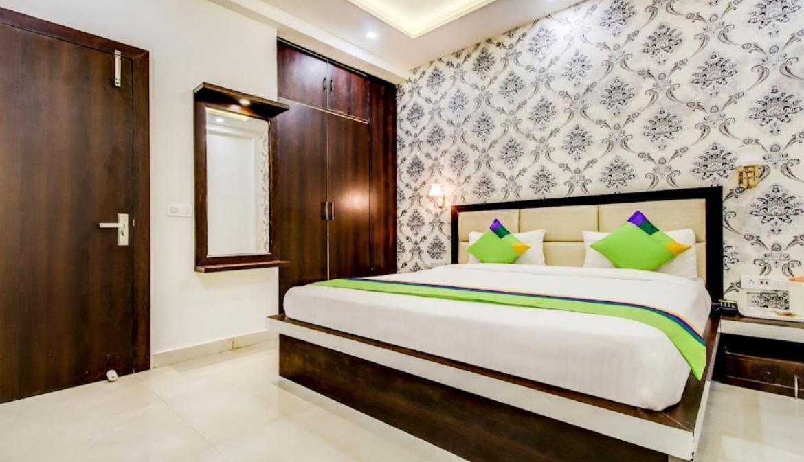 Hotel Blossom Rooms - Fully Ac Tajganj Bagian luar foto
